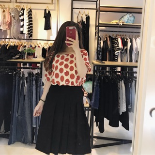 Áo chấm bi cổ vuông