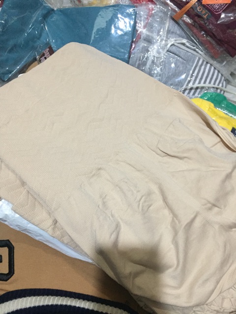 Quần gen mặc đầm ôm cả bụng