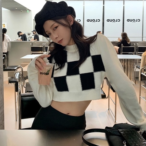 Áo croptop dài tay cổ tròn dáng rộng họa tiết kẻ ô thời trang cá tính cho nữ | BigBuy360 - bigbuy360.vn