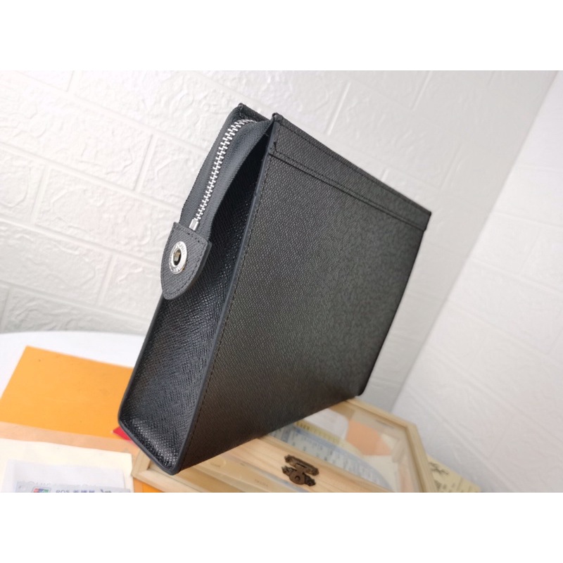 Ví Clutch LV Pochette Voyage Taiga Leather in Black fullbox vân da xước đẹp mê❤️