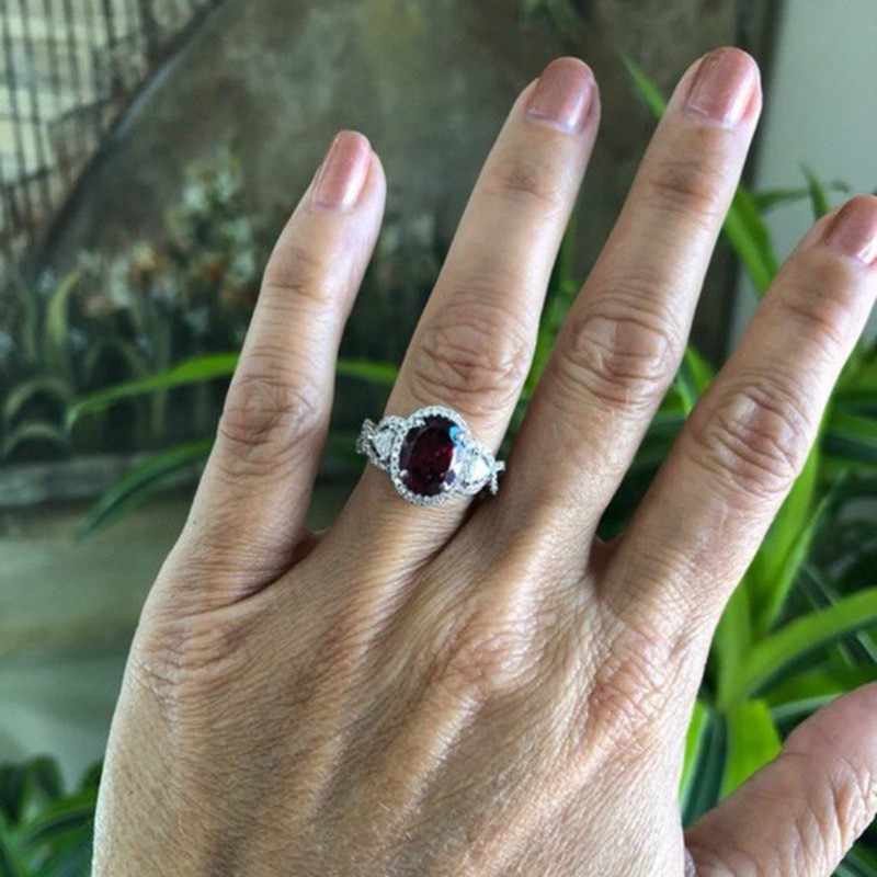 Nhẫn đính hạt kim cương hạt ngọc ruby làm quà tặng ngày cưới