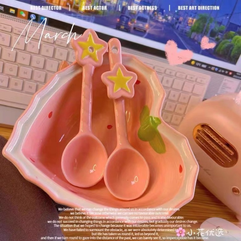 Set bát + thìa tim hoạ tiết trái dâu chất liệu gốm sứ dễ thương