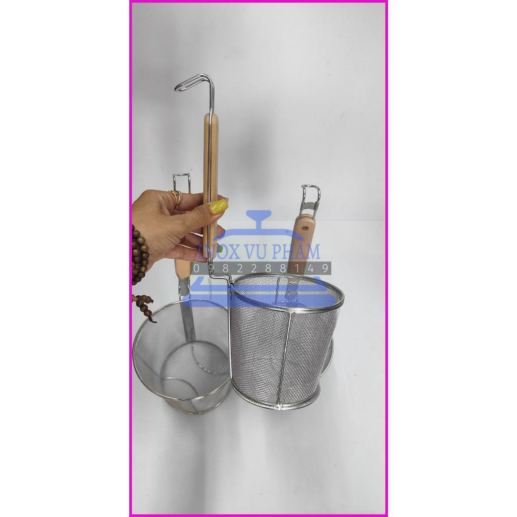 Vợt Lưới Inox Hình Trụ Sâu Lòng Cán Gỗ Dùng Trụng Hủ Tiếu Mì