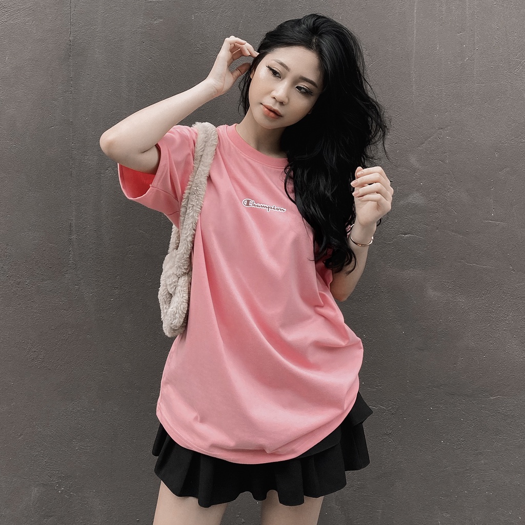 Áo Thun Champion Màu hồng In Chữ Màu Hồng Ở Giữa Chất Liệu 100% Cotton Thoáng Mát Form Rộng Thoải Mái