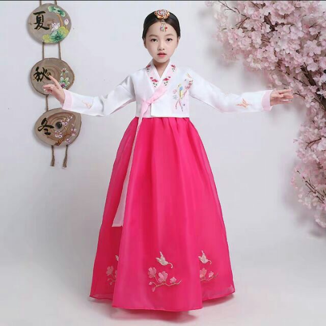 Hanbok Hàn Quốc thêu áo và váy cho bé gái .