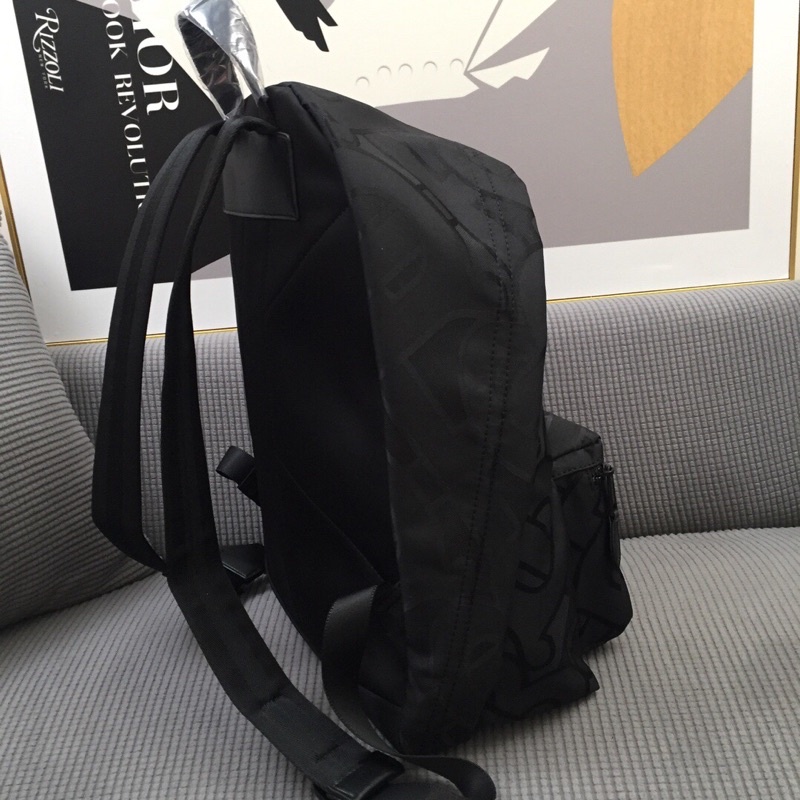 Balo nam hoạ tiết logo thương hiệu Burberry cao cấp màu đen trơn