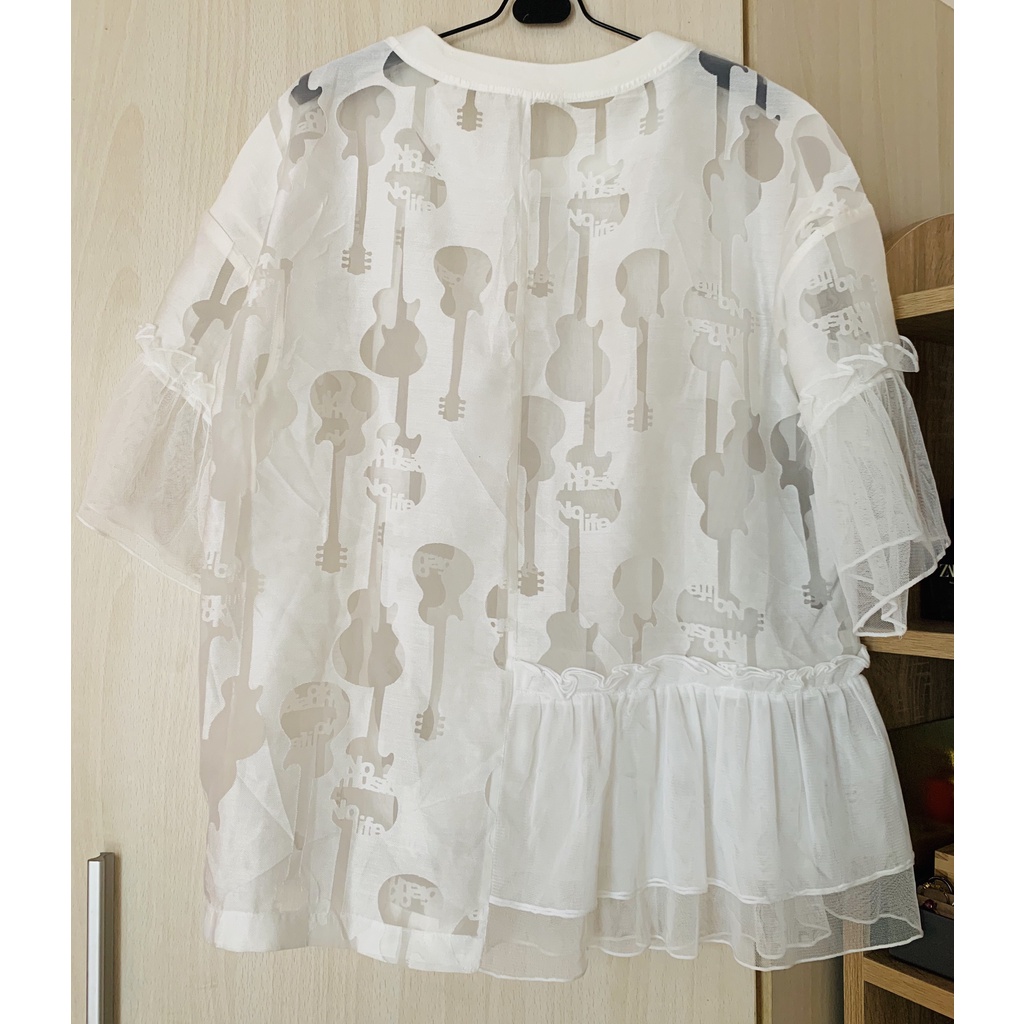 Áo voan trắng dạng babydoll bị cắt hiệu