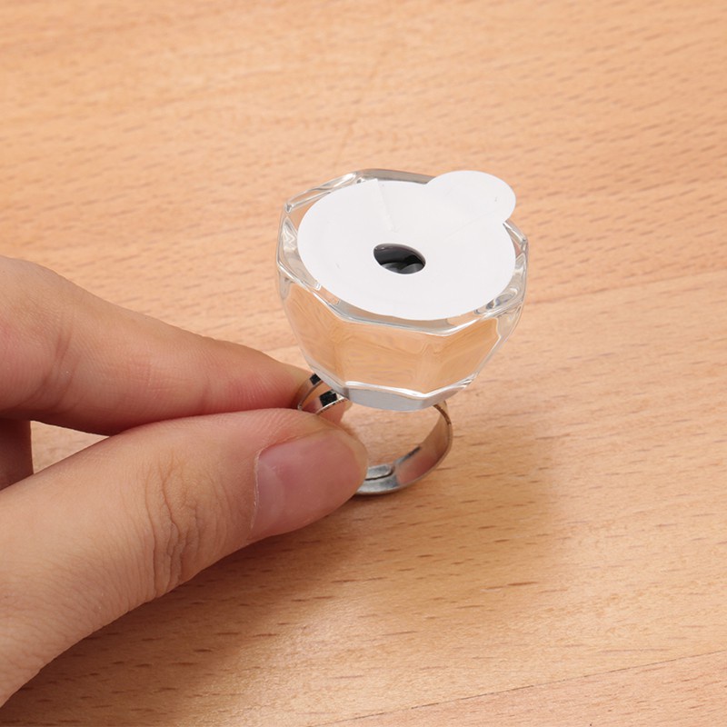 Hàng trăm sợi lông mi mới được quấn bằng một thanh gỗ, phần mở rộng của dụng cụ bằng đá dính