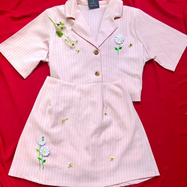 Set áo croptop chân váy thêu tay hoa cúc