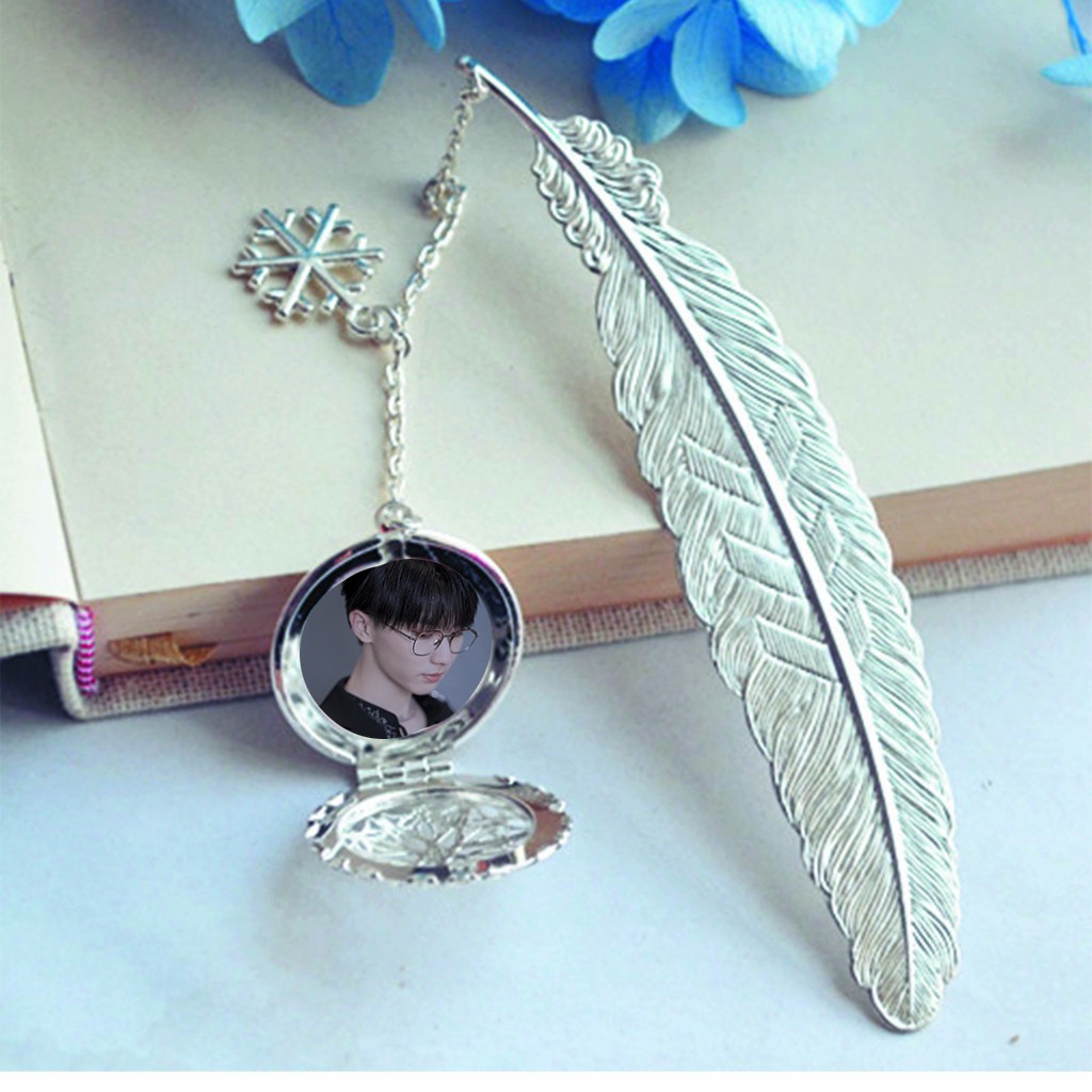 (không kèm hộp) Bookmark lông vũ IN HÌNH Mã Gia Kỳ TNT Thời đại thiếu niên đoàn gắn điệp lá kim loại mỏng