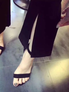 Quần ống loe xẻ trước