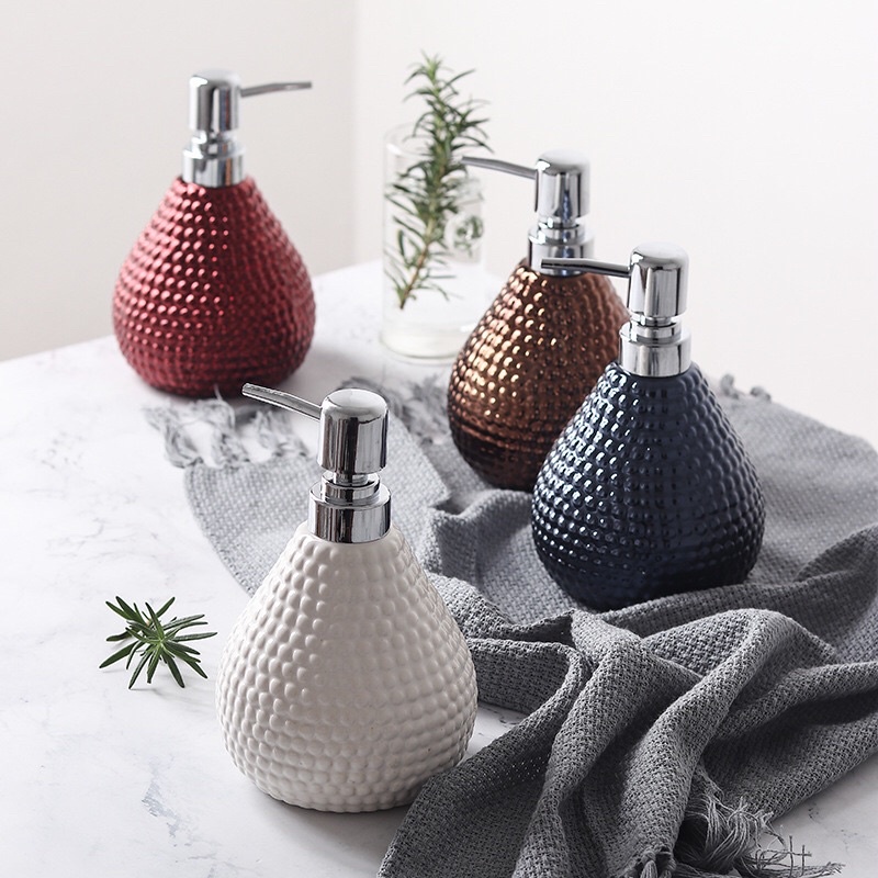 Bình sứ đựng sữa tắm, dầu gội dùng cho khách sạn, spa (chấm nổi, dung tích 560ml)