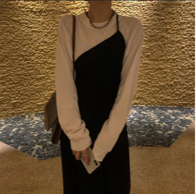 Bộ áo thun trắng tay dài và váy yếm hợp thời trang cho nữ | BigBuy360 - bigbuy360.vn