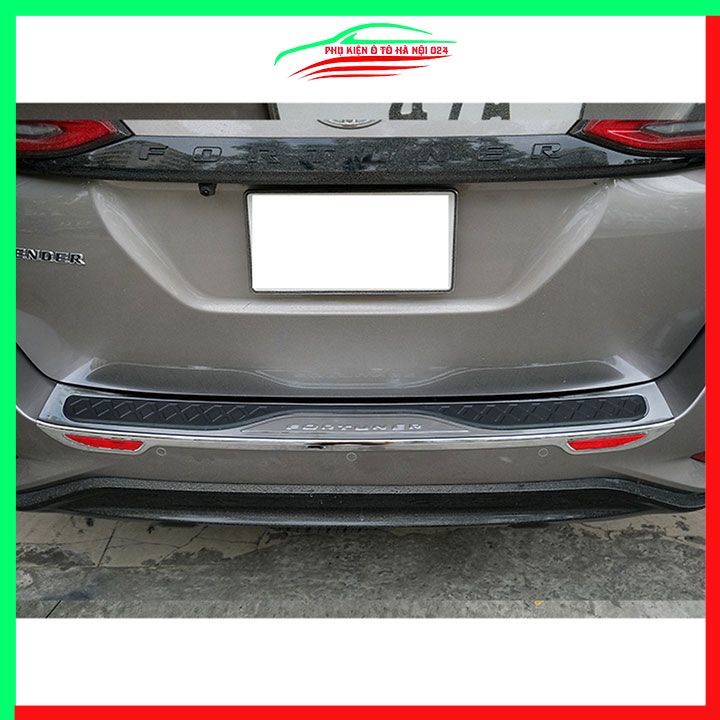 Ốp chống trầy cốp ngoài nhựa đen 3D Fortuner 2017-2022 phản quang dán cốp sau chống xước trang trí xe