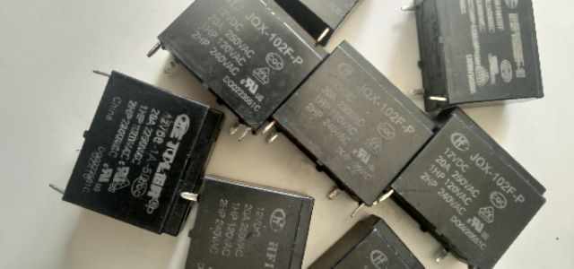 Rơ-le 12V 4 chân chuyên dùng trong bo nguồn bên Huệ Duyên giá 15 k một cái