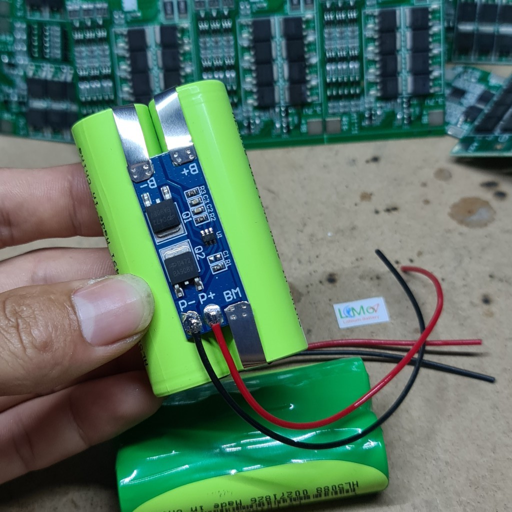 Pin 2S 7.4V 5000mAH - 20A. (7.2V Cạn - 8.4V Đầy). Đóng từ 4 cell pin Lithium 18650 Mới và có mạch bảo vệ 2S - LIMO