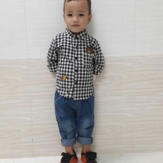 Set áo sơ mi phối quần jean.