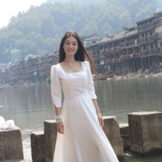 Đầm trắng tay dài cổ vuông