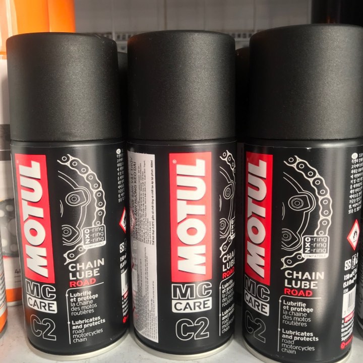 Xịt dưỡng sên Motul Chain Lube C2 150ml - Nhập khẩu Pháp (Tặng khăn lau xe 3M)