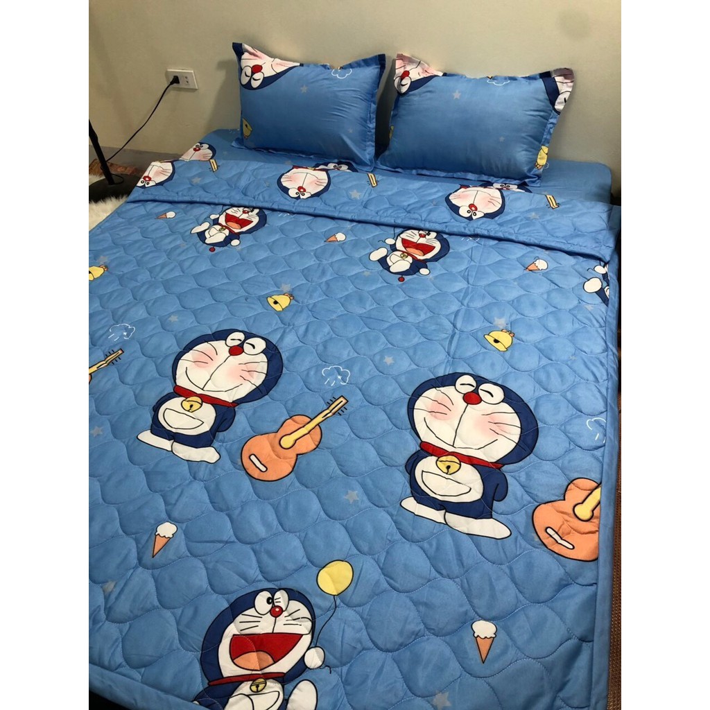 Chăn Hè Trần Bông 3 Lớp Vải Cotton Poly DOREMON ĐÁNH ĐÀN