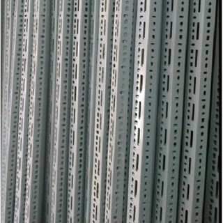 Thanh sắt v lỗ dài 3m, 30x50 dầy 1,8ly