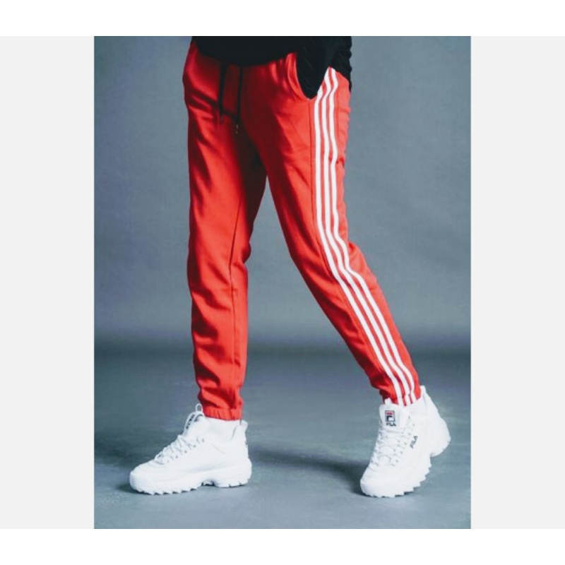 Quần thể thao đỏ