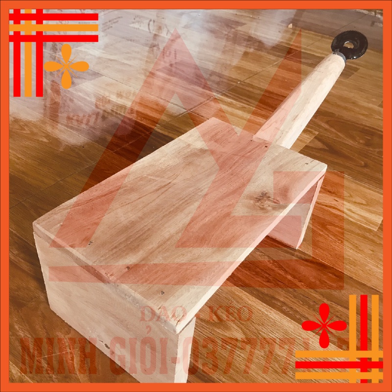 Bàn nạo dừa bằng cây + lưỡi nạo bằng thép.