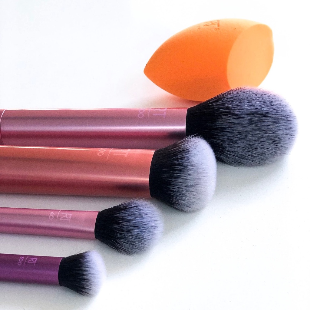Bộ Cọ Kèm Mút Trang Điểm Real Techniques Everyday Essentials (1 Mút + 4 Cọ)