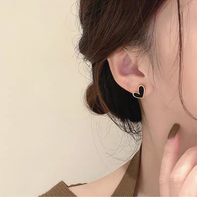 Khuyên tai nữ đơn giản dạng khuyên ngắn hình trái tim đen xinh xắn