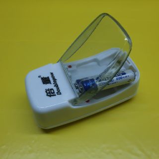 Đế sạc pin và 1 đôi pin AAA .