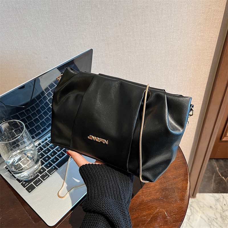 Túi Xách Đeo Chéo Hình Đám Mây Phối Dây Xích Thiết Kế Mới Thời Trang Cho Nữ