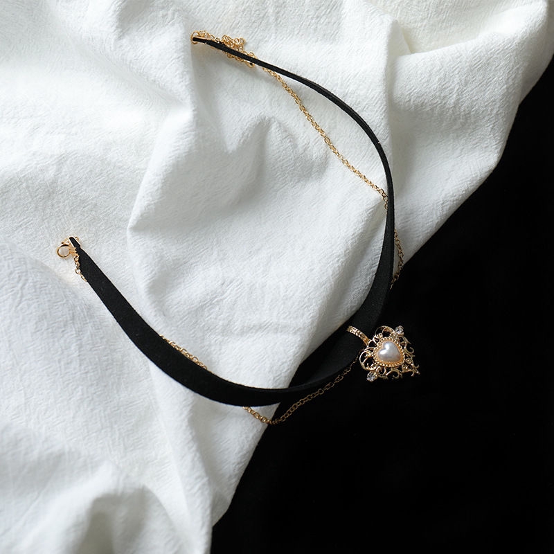 Vòng cổ choker dây nhung ngắn mặt trái tim vàng