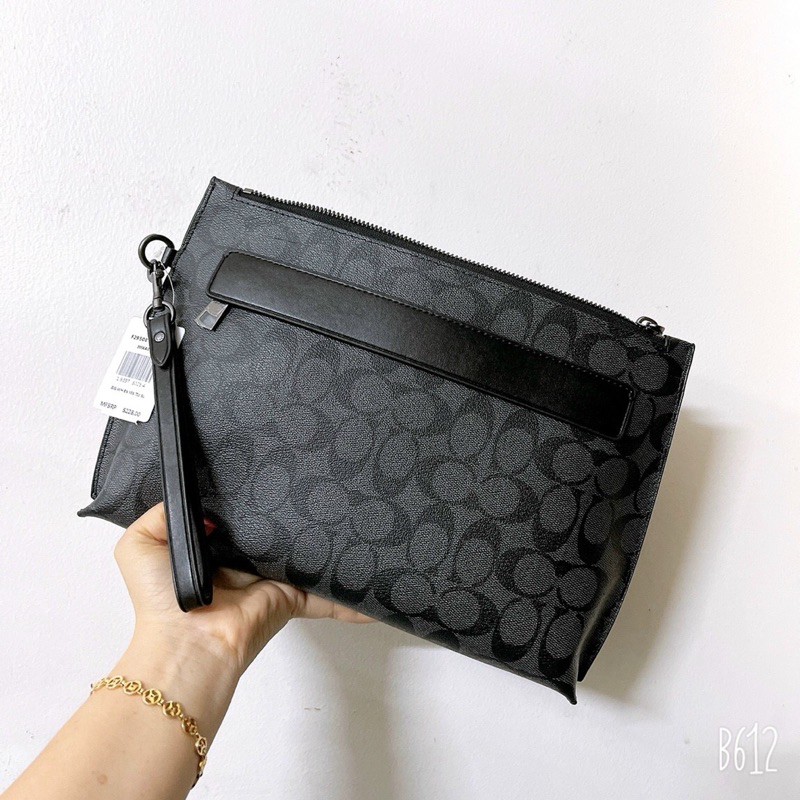 Clutch Coach mới cho nam kèm móc cầm tay tiện lắm