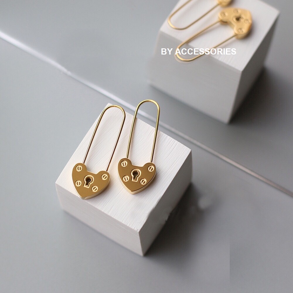 Bông tai titan ổ khóa kiểu trái tim không gỉ