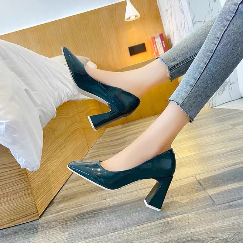 : Giày cao gót vuông vát mũi Retro da bóng