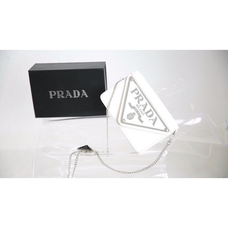 PRADA WOC MINI SPSL  👉🏻kích thước: 17x12cm 👉🏻2 mầu: ĐEN & TRẮNG 👉🏻hàng fullbox nam châm nguyên seal ruy băng