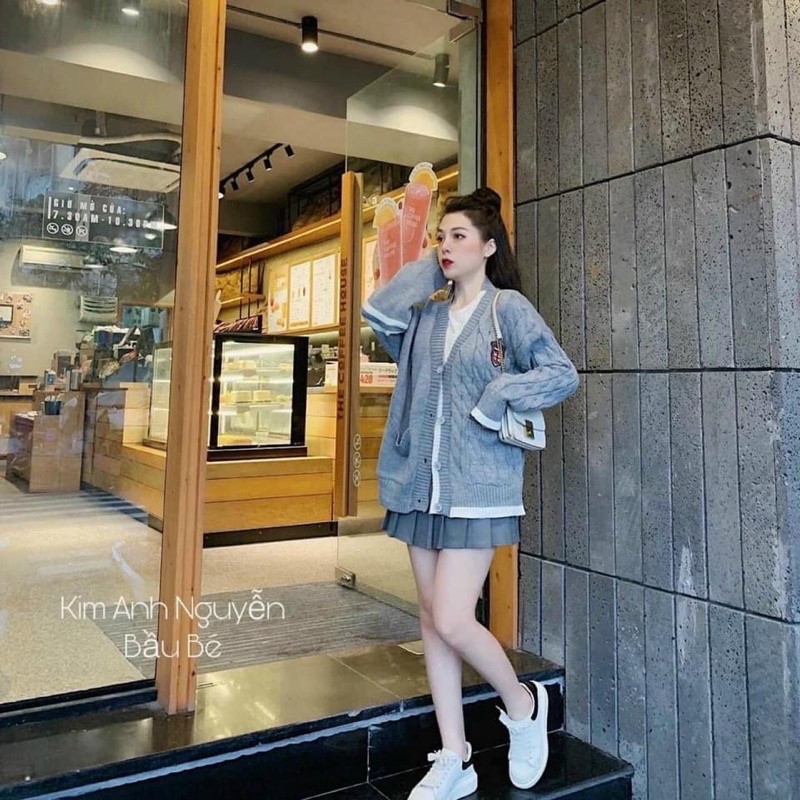 Áo len Cardigan ghi xám ngực huy hiệu
