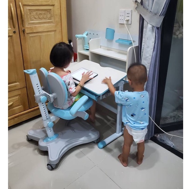 Bộ bàn học cho bé S80 và Ghế G90, Bàn học sinh có giá sách Nâng hạ độ cao bằng tay quay, Ngồi chuẩn tư thế học