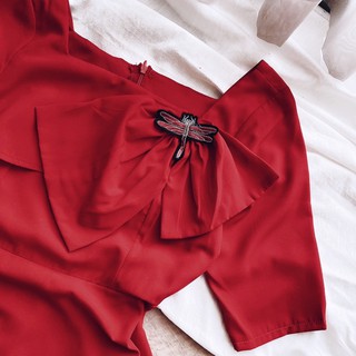 ĐẦM ĐỎ NƠ CỔ GẮN TAG
