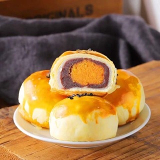 20  chiếc   Bánh đậu đỏ nhân trứng muối