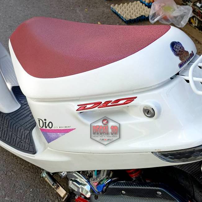 Tem dio chữ nổi màu đỏ crom hàng zin cao cấp không bong chóc - giá 1 cặp