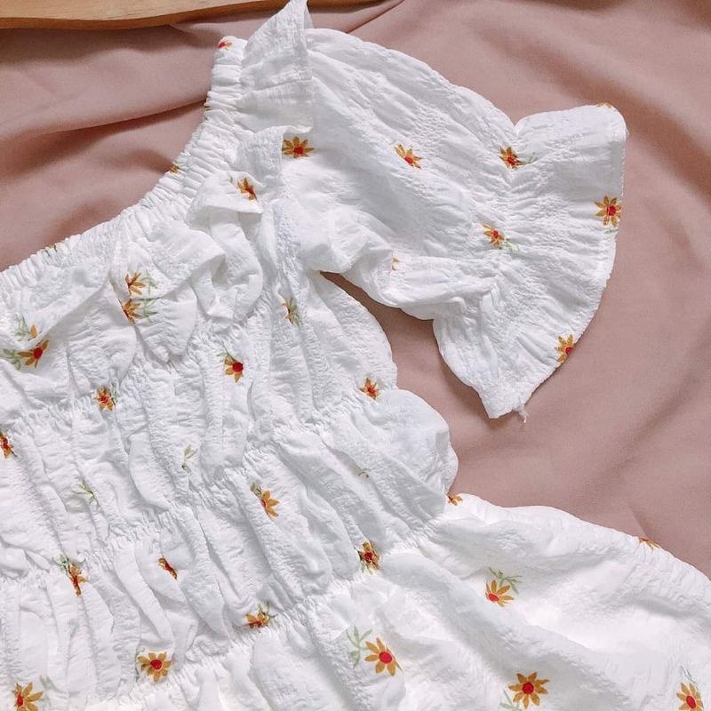 Đầm hoa cúc trắng bẹt vai viền bèo