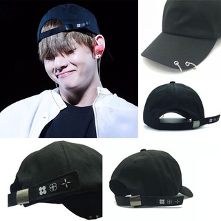 Mũ lưỡi trai xỏ khuyên phong cách nhóm nhạc BTS