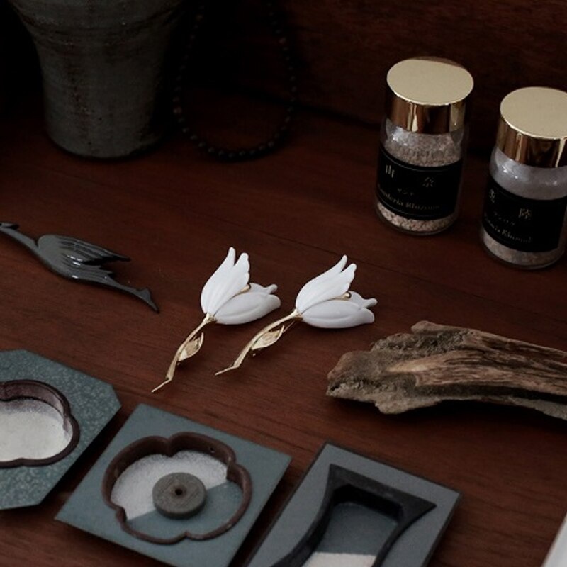 Ghim cài áo thiết kế hoa tulip thanh lịch sang trọng