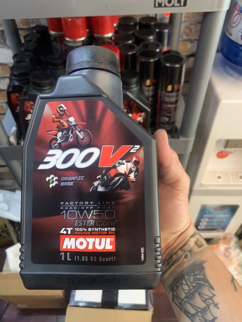 Dầu xe máy Motul 300V thế hệ mới. Dùng cho các dòng xe máy cao cấp và xe Phân Khối Lớn