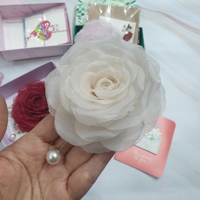 Hoa lụa cài áo