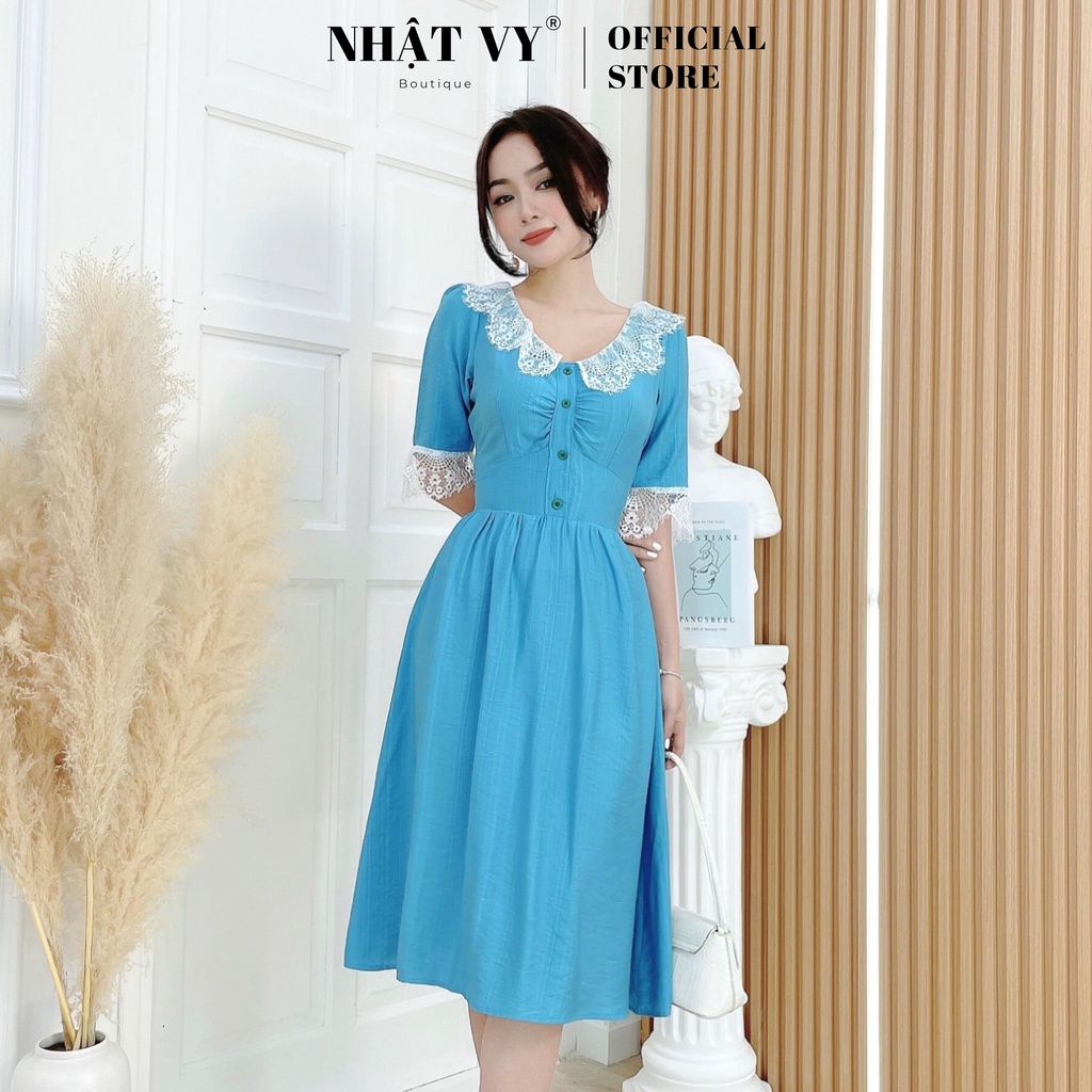 Váy Công Sở NHẬT VY Dáng Xoè Chiết Eo Nhún Ngực Cổ Phối Ren Tay Lửng Chất Lụa Xước Màu Xanh Biển, Trắng - D2321