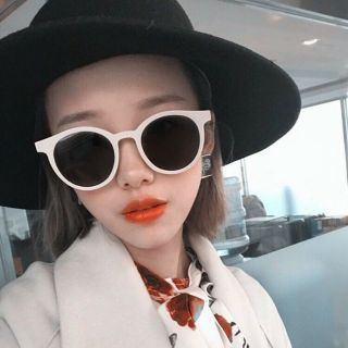 Kính V Tròn Viền Trắng