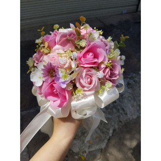 BÓ HOA CƯỚI CẦM TAY CÔ DÂU HOA HỒNG SÁP MÀU HỒNG PHẤN CÓ ĐIỂM LÁ TÁO VÀ CẨM TÚ CẦU VẢI TRẮNG, HOA CÚC VẢI