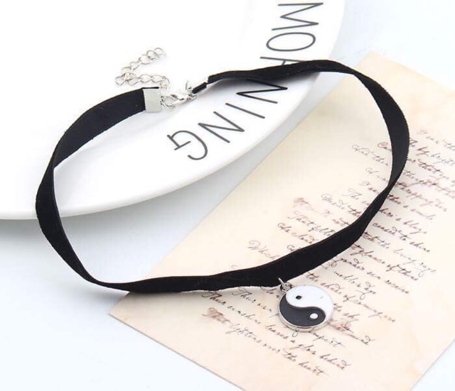 Vòng cổ choker mặt bán nguyệt